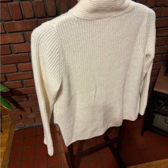 Gap winter wool mix sweater size M in like new condition - Picture 3 of 8